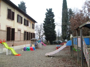 la scuola ha un grande giardino in cui sono presenti molti giochi per far divertire i bambinila scuola ha un grande giardino in cui sono presenti molti giochi per far divertire i bambini